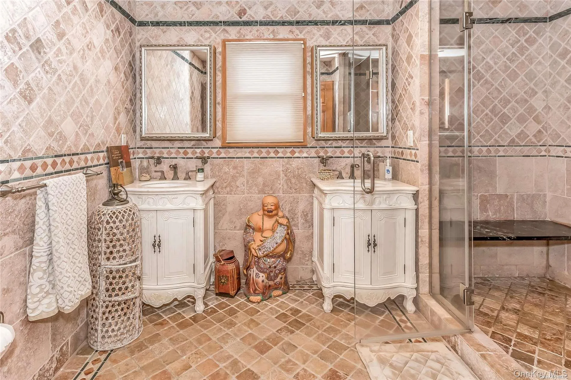 Large Upstairs Bath with Two Sinks Large Upstairs Bath with Two Sinks