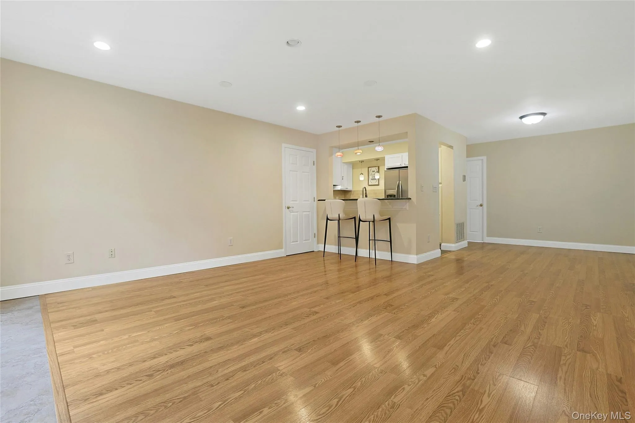 Open and bright layout. Open and bright layout.