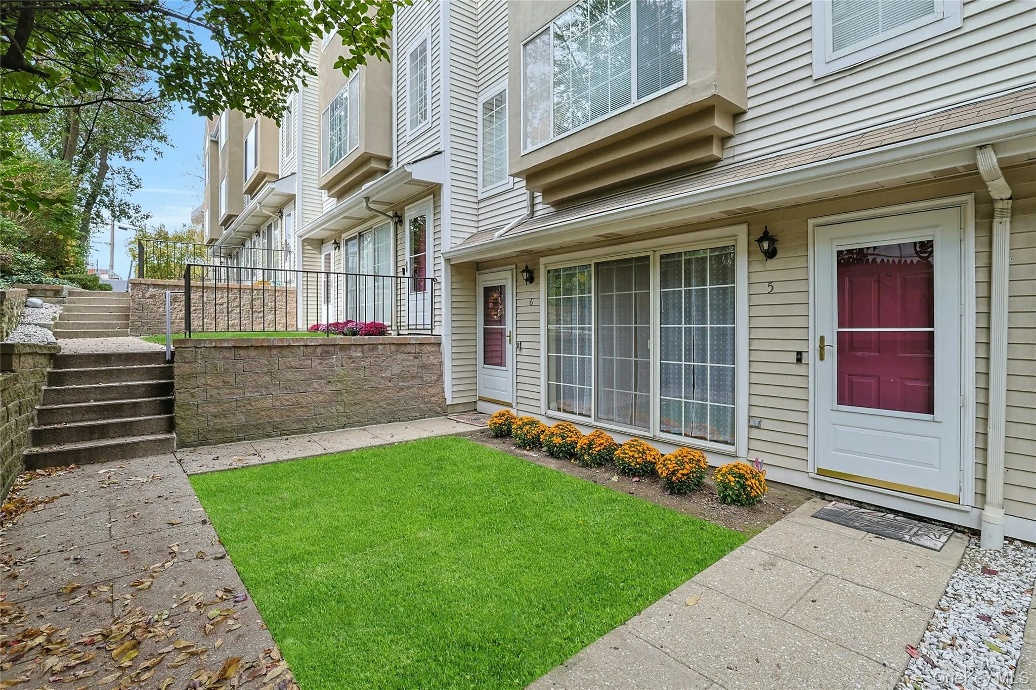 Private entry. Private entry.