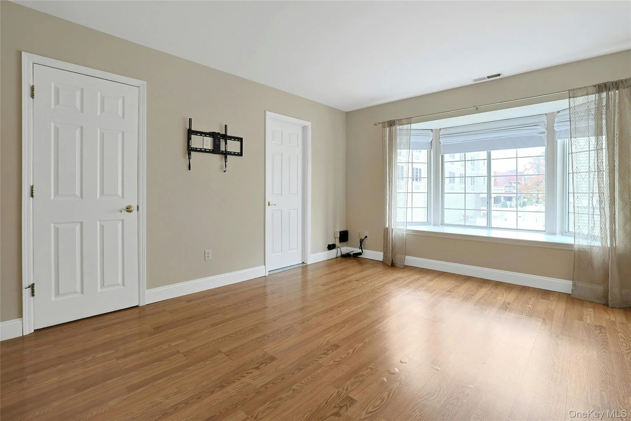 Bedroom features stunning ensuite bath and walk-in closet. Bedroom features stunning ensuite bath and walk-in closet.