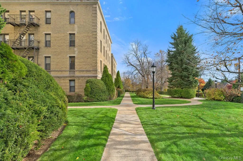 View of home's community with sidewalks for easy access. View of home's community with sidewalks for easy access.
