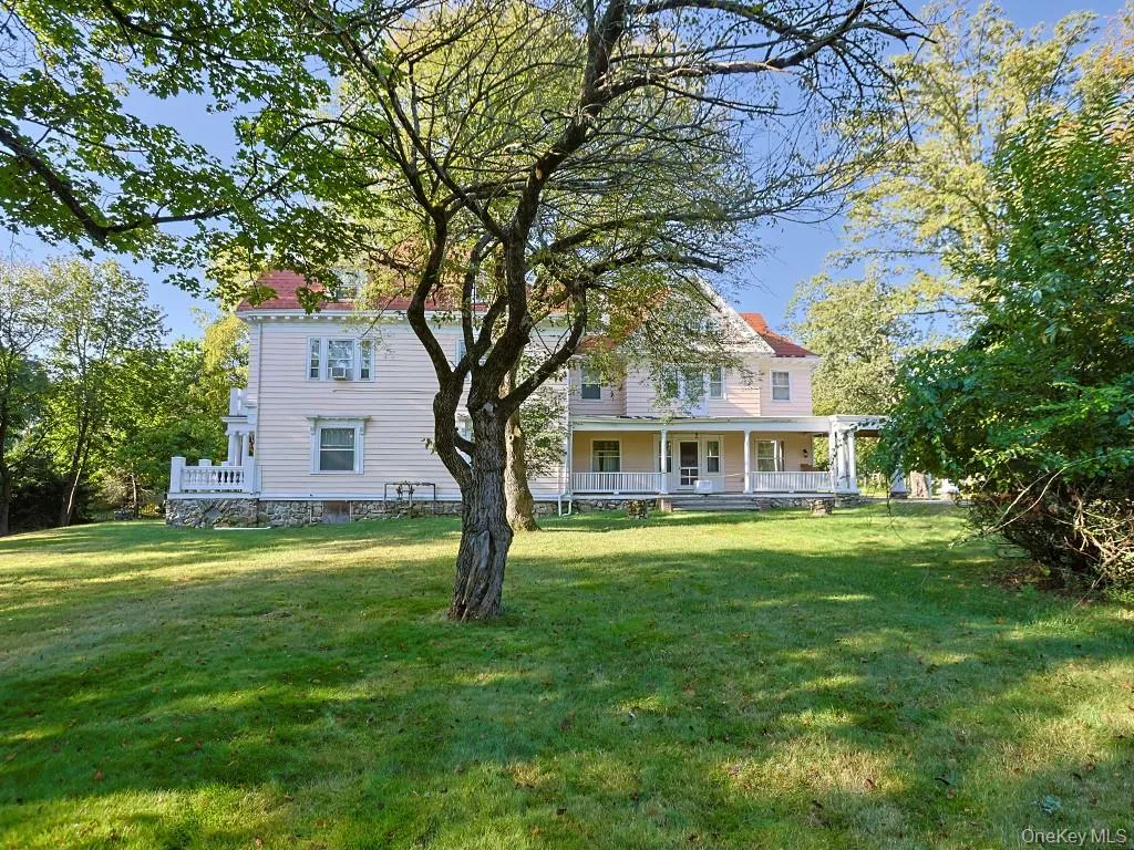 View of front facade featuring a front yard and covered porch View of front facade featuring a front yard and covered porch