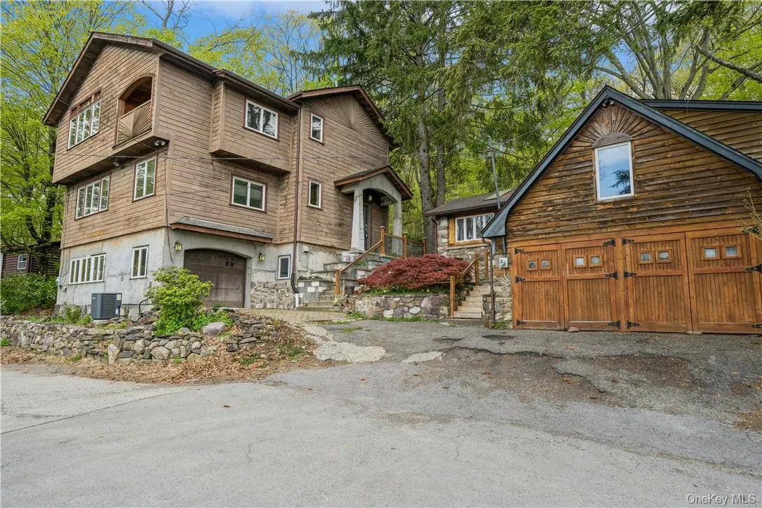 Main house on left & cottage on the right. Main house on left & cottage on the right.