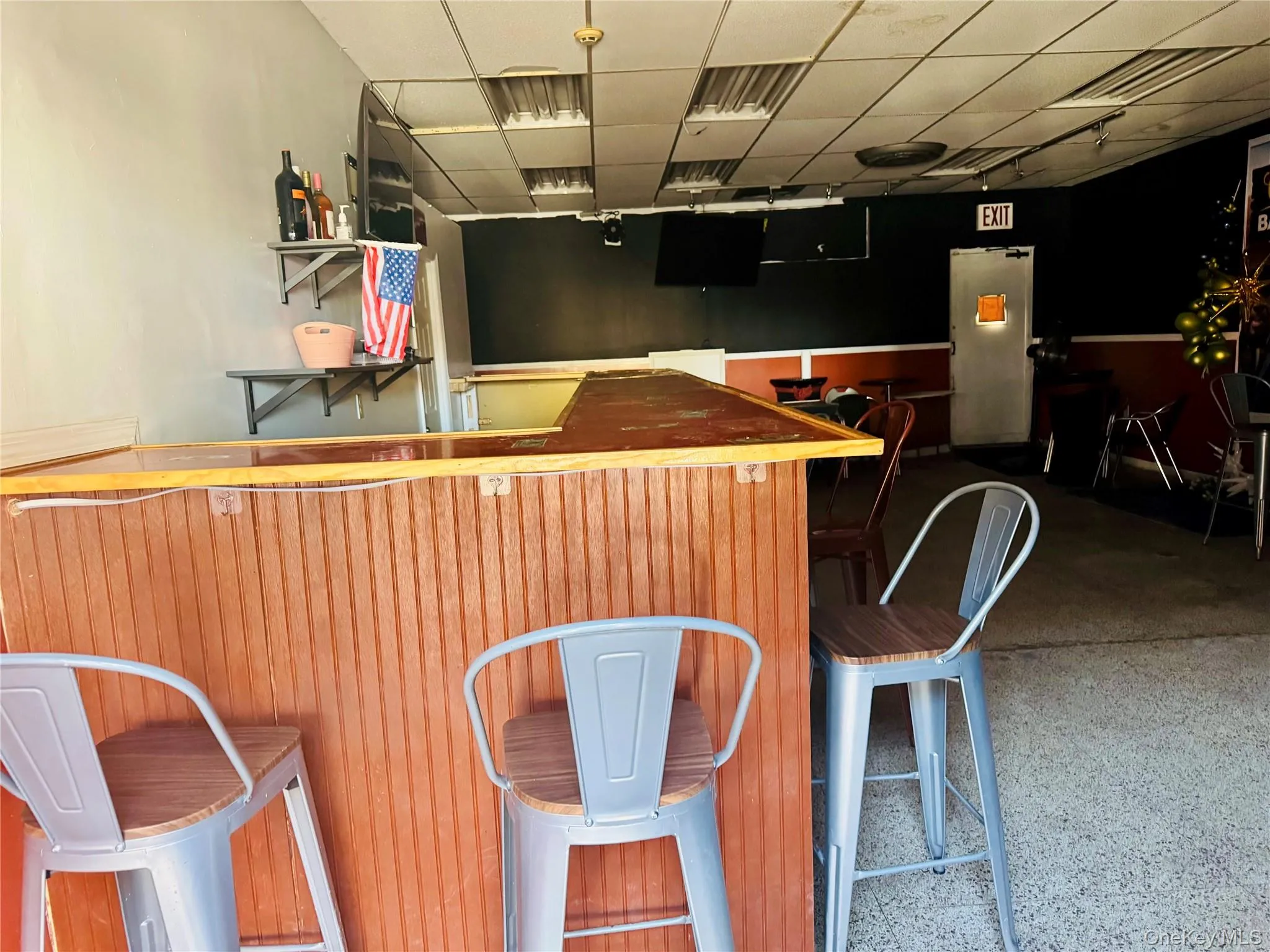 Bar with a drop ceiling and open shelves Bar with a drop ceiling and open shelves