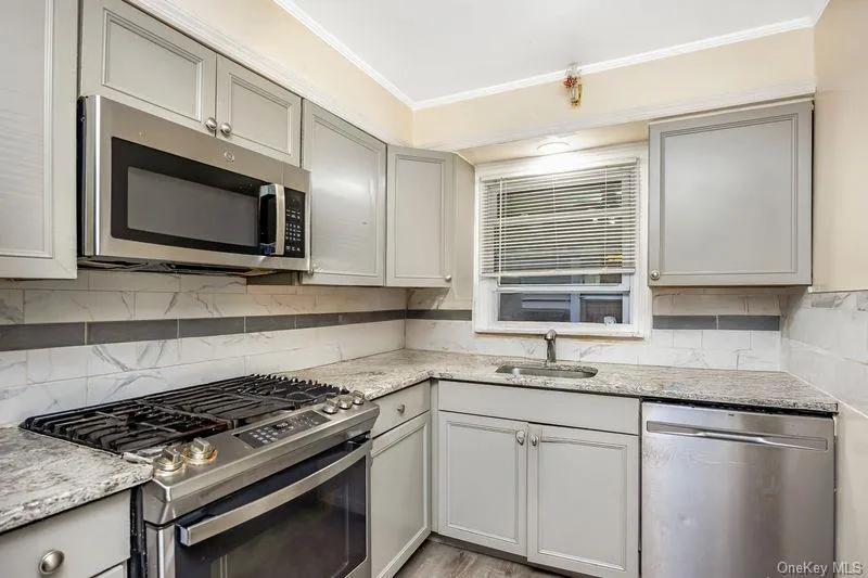 25711 147th Avenue, New York, NY, 3 Bedrooms Bedrooms, 7 Rooms Rooms,1 BathroomBathrooms,Residential,For Rent,147th,0,930993 25711 147th Avenue, New York, NY, 3 Bedrooms Bedrooms, 7 Rooms Rooms,1 BathroomBathrooms,Residential,For Rent,147th,0,930993