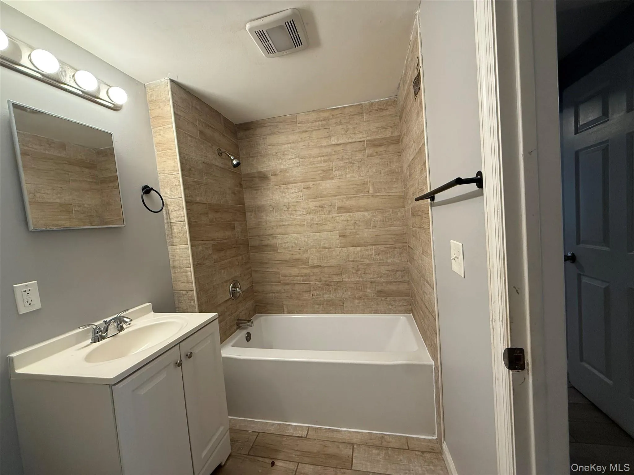 Bathroom with vanity and tub / shower combination Bathroom with vanity and tub / shower combination