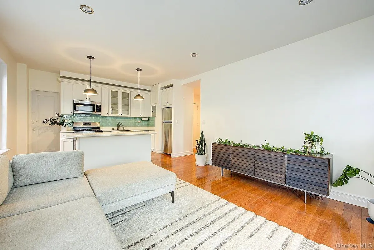 6 Burns Street, New York, NY, 1 Bedroom Bedrooms, 3 Rooms Rooms,1 BathroomBathrooms,Residential Lease,Idx,Burns,0,931352 6 Burns Street, New York, NY, 1 Bedroom Bedrooms, 3 Rooms Rooms,1 BathroomBathrooms,Residential Lease,Idx,Burns,0,931352