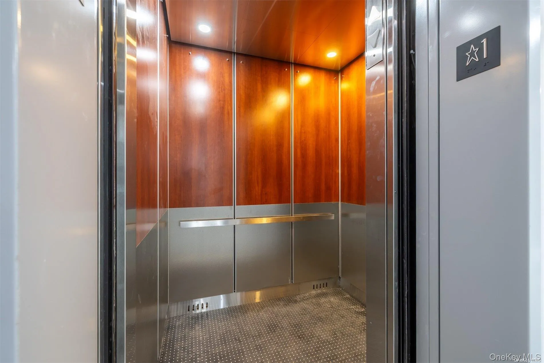 Elevator with recessed lighting Elevator with recessed lighting