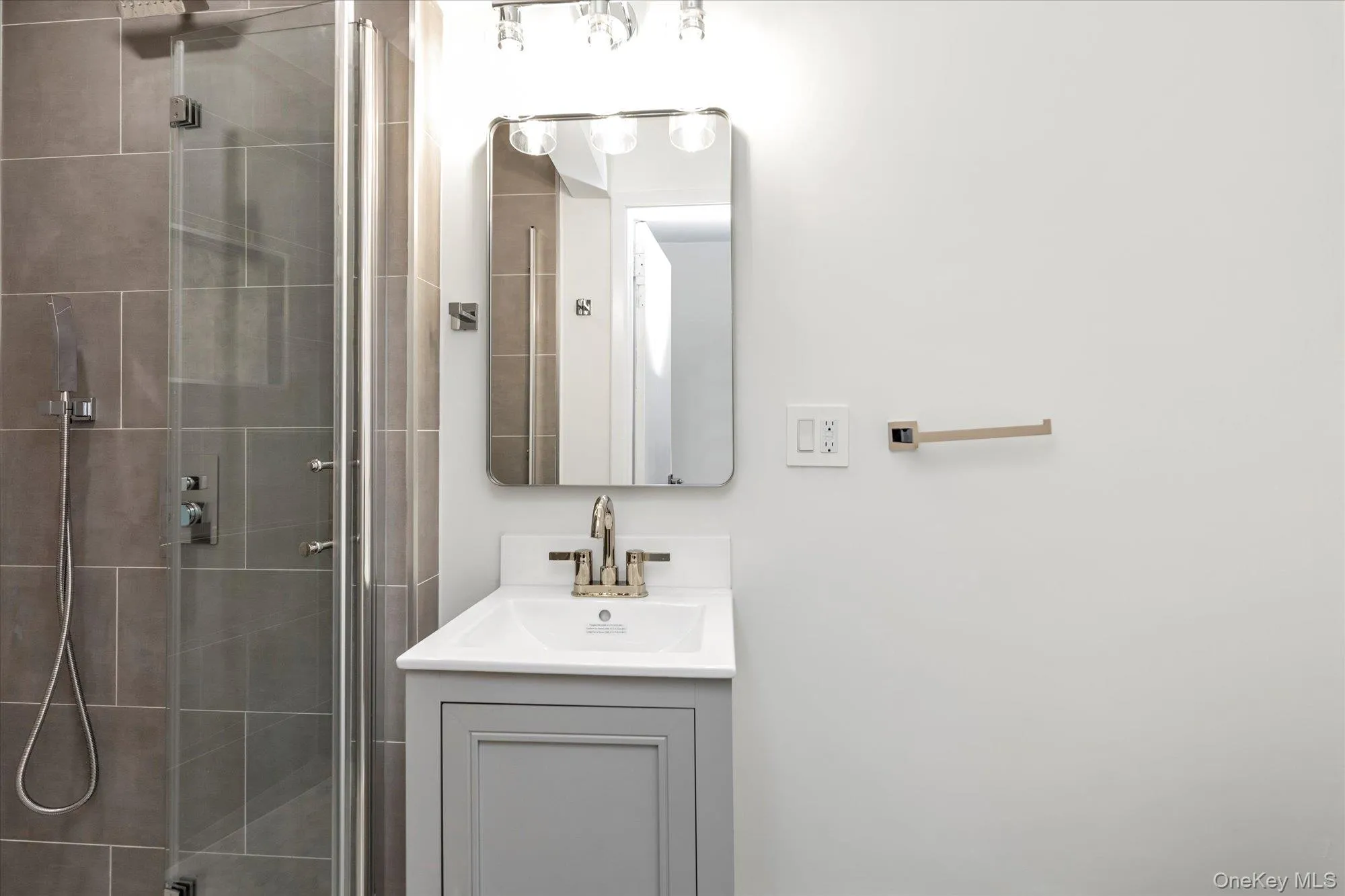 Brand new full bathroom on foyer level Brand new full bathroom on foyer level
