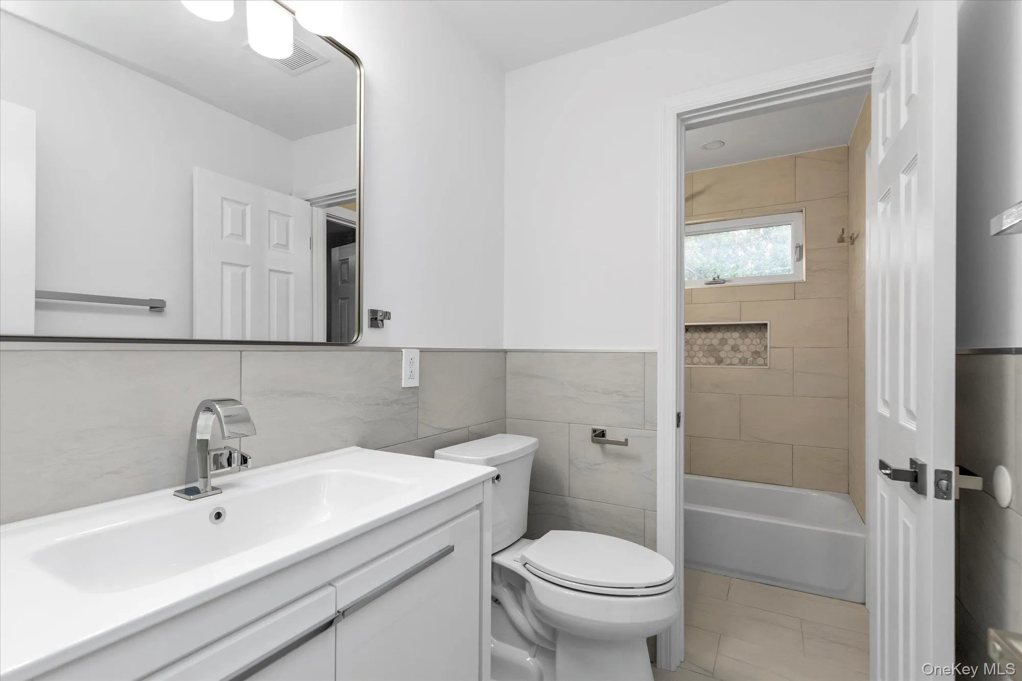 Main Bathroom upstairs with the three bedrooms Main Bathroom upstairs with the three bedrooms