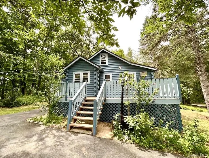 View of the side deck and entry to the home. View of the side deck and entry to the home.