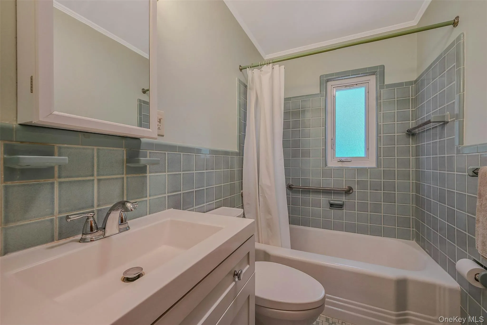 Full Bath on Second Floor w/ Tub/Shower Full Bath on Second Floor w/ Tub/Shower