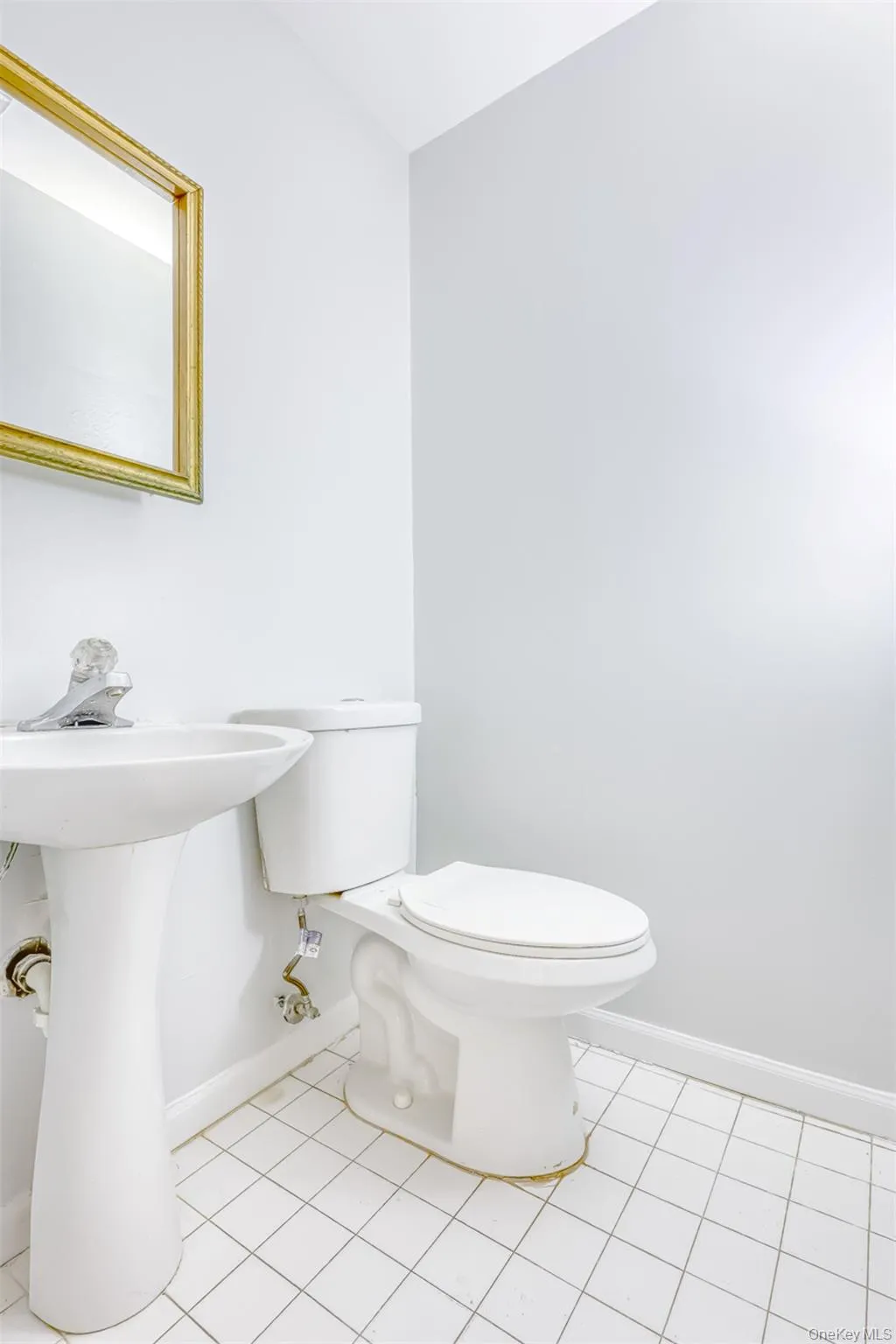 Half bathroom on main Floor Half bathroom on main Floor