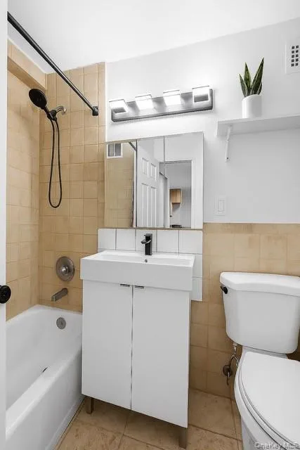 61-20 Grand Central Parkway, New York, NY, 1 Bedroom Bedrooms, 3 Rooms Rooms,1 BathroomBathrooms,Residential,For Rent,Grand Central,0,931843 61-20 Grand Central Parkway, New York, NY, 1 Bedroom Bedrooms, 3 Rooms Rooms,1 BathroomBathrooms,Residential,For Rent,Grand Central,0,931843