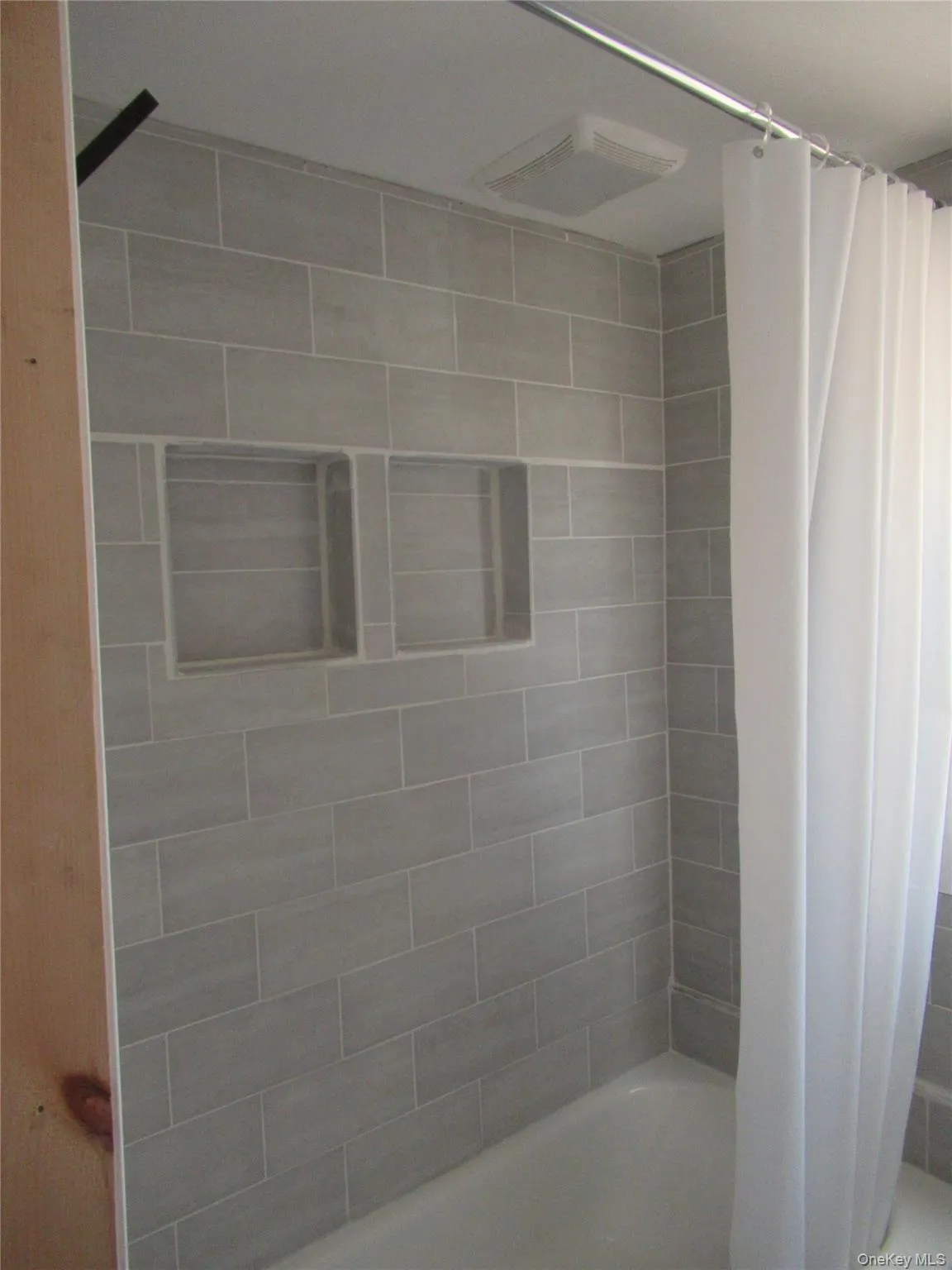 Bathroom featuring tiled shower / tub combo Bathroom featuring tiled shower / tub combo