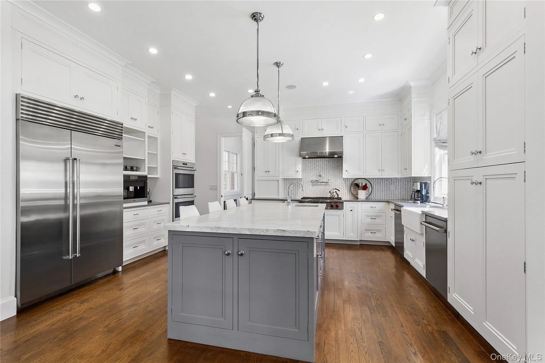 Kitchen with Island Kitchen with Island