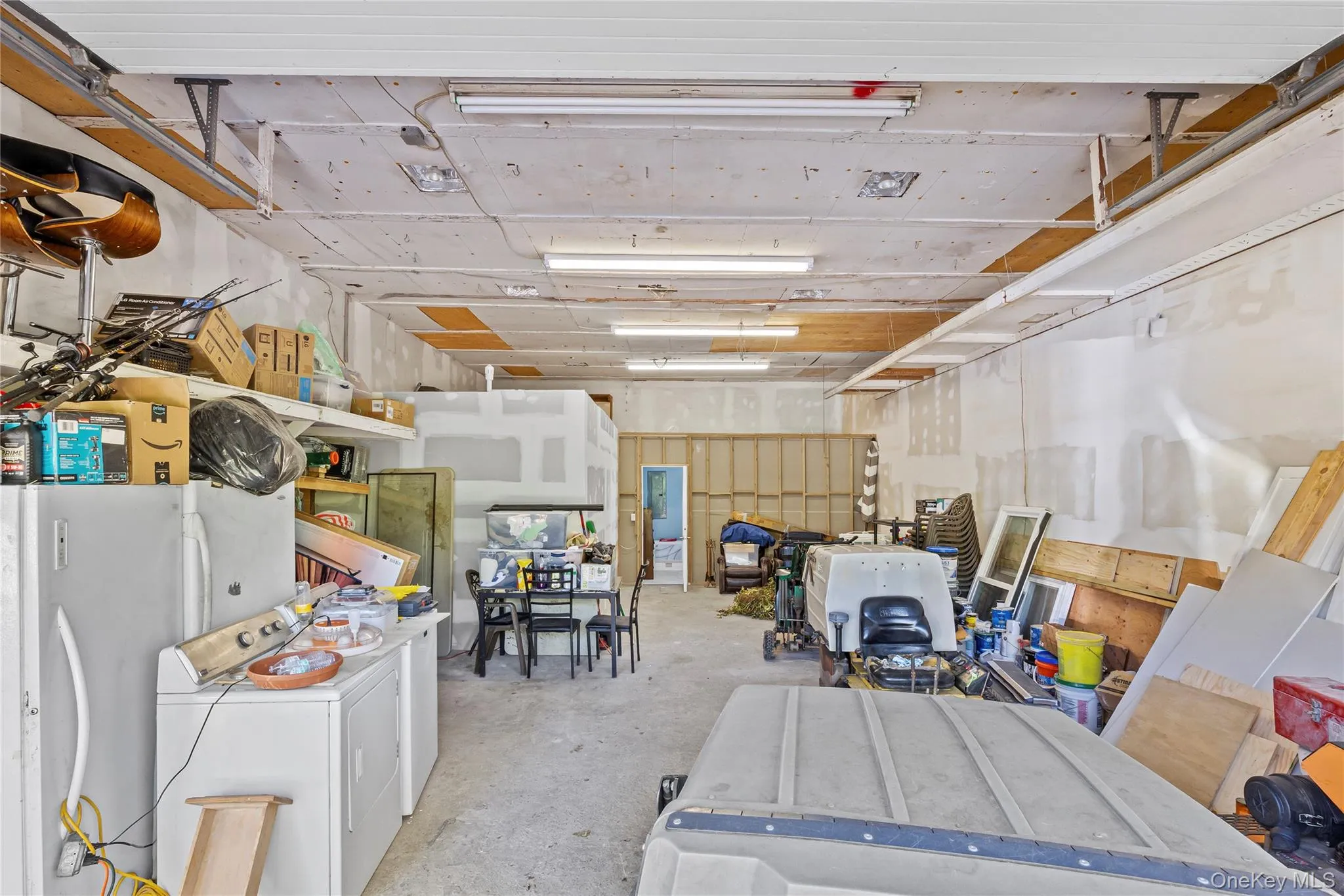 Garage/outbuilding with large overhead door Garage/outbuilding with large overhead door