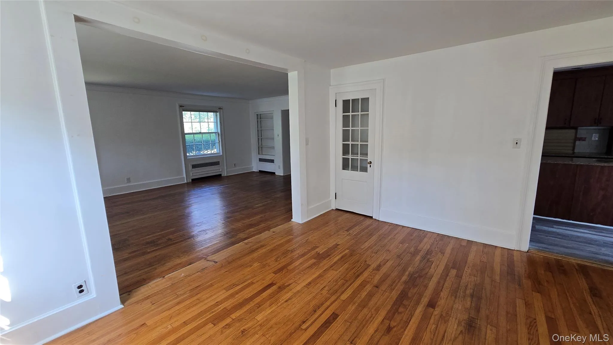 Empty room with hardwood / wood-style floors and baseboards Empty room with hardwood / wood-style floors and baseboards