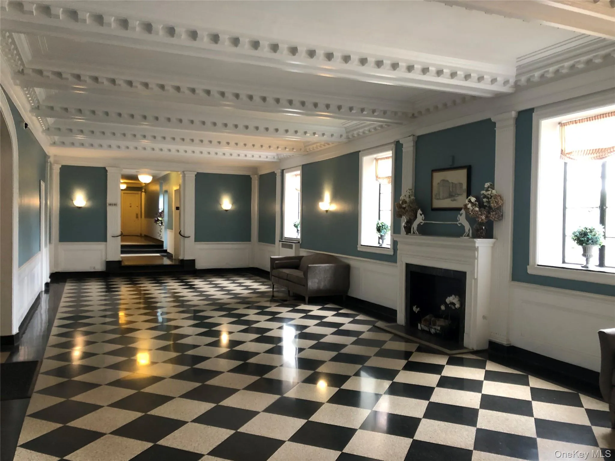 Beautiful, classic pre-war lobby featuring ornamental molding, and wainscoting Beautiful, classic pre-war lobby featuring ornamental molding, and wainscoting
