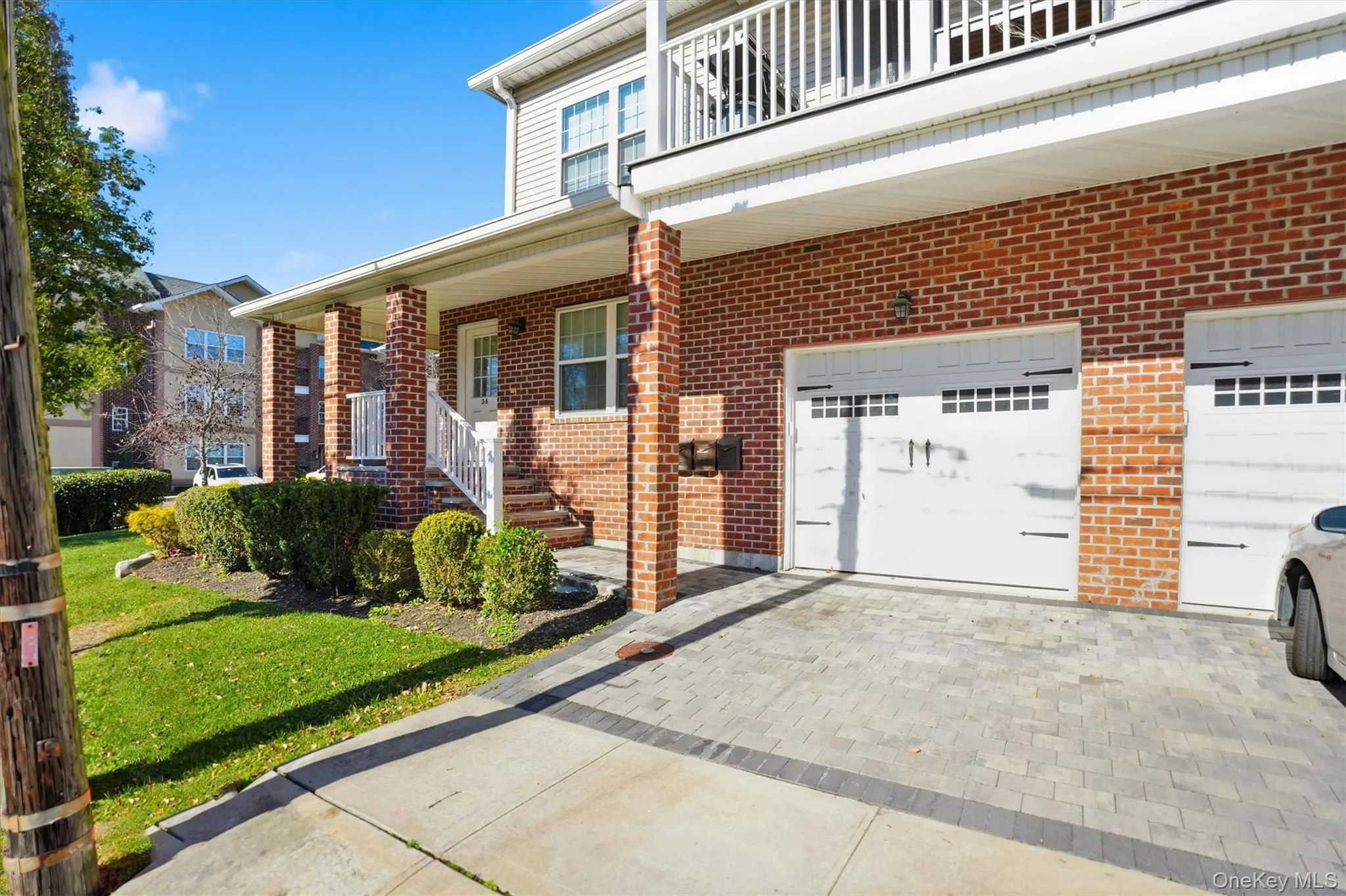 Entry Door and 1 car garage on right side Entry Door and 1 car garage on right side