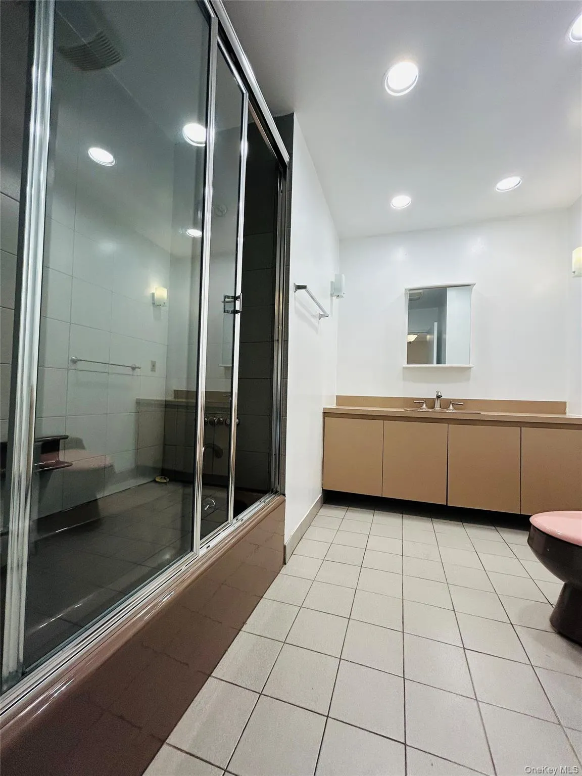 Second full bathroom shared by two bedrooms in the upper level Second full bathroom shared by two bedrooms in the upper level