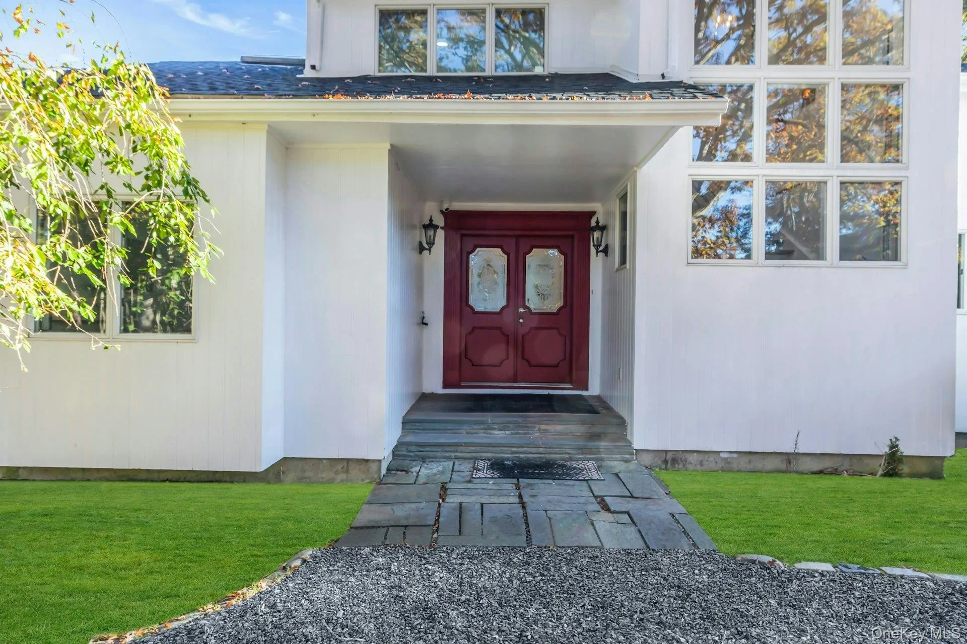 Entrance to property with a lawn Entrance to property with a lawn