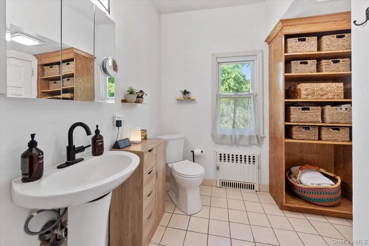 Full Bathroom w/ Shower Full Bathroom w/ Shower