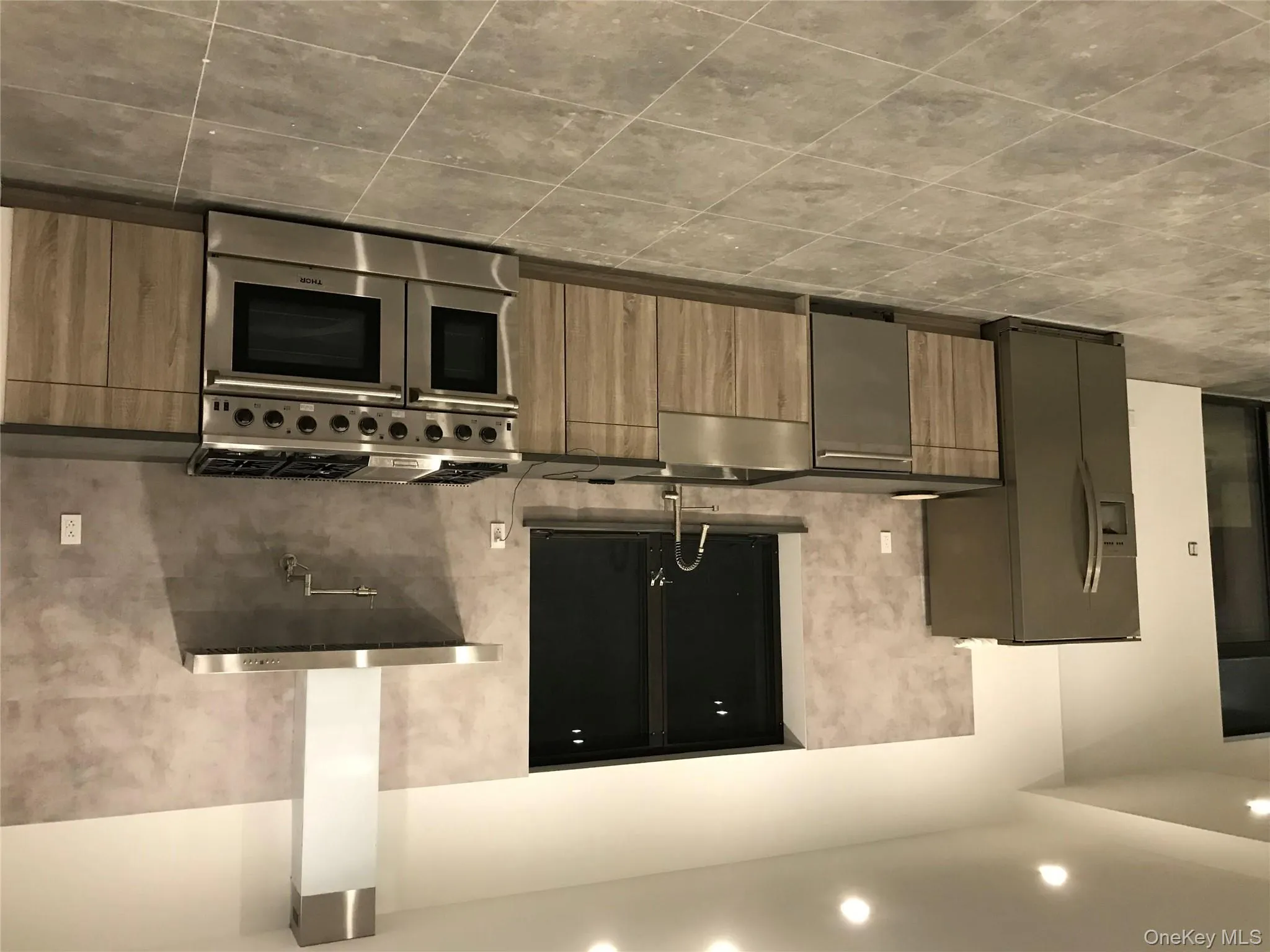 Kitchen with extractor fan, stainless steel appliances, recessed lighting, decorative backsplash, and modern cabinets Kitchen with extractor fan, stainless steel appliances, recessed lighting, decorative backsplash, and modern cabinets