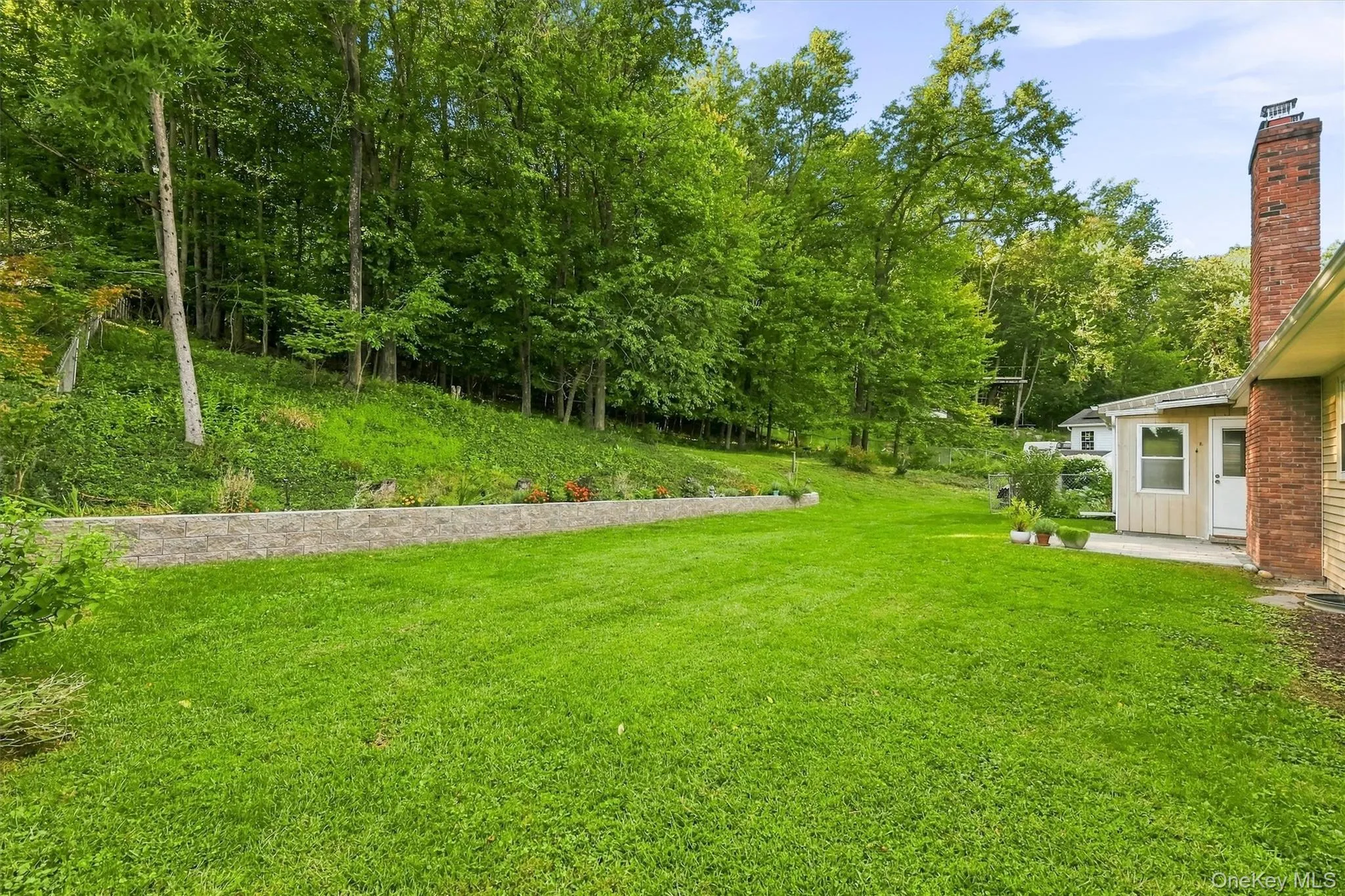 Another side view of the new retaining wall. This was a major recent improvement just made to the yard... Another side view of the new retaining wall. This was a major recent improvement just made to the yard...
