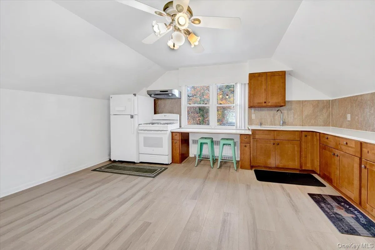 Eat-in kitchen Eat-in kitchen