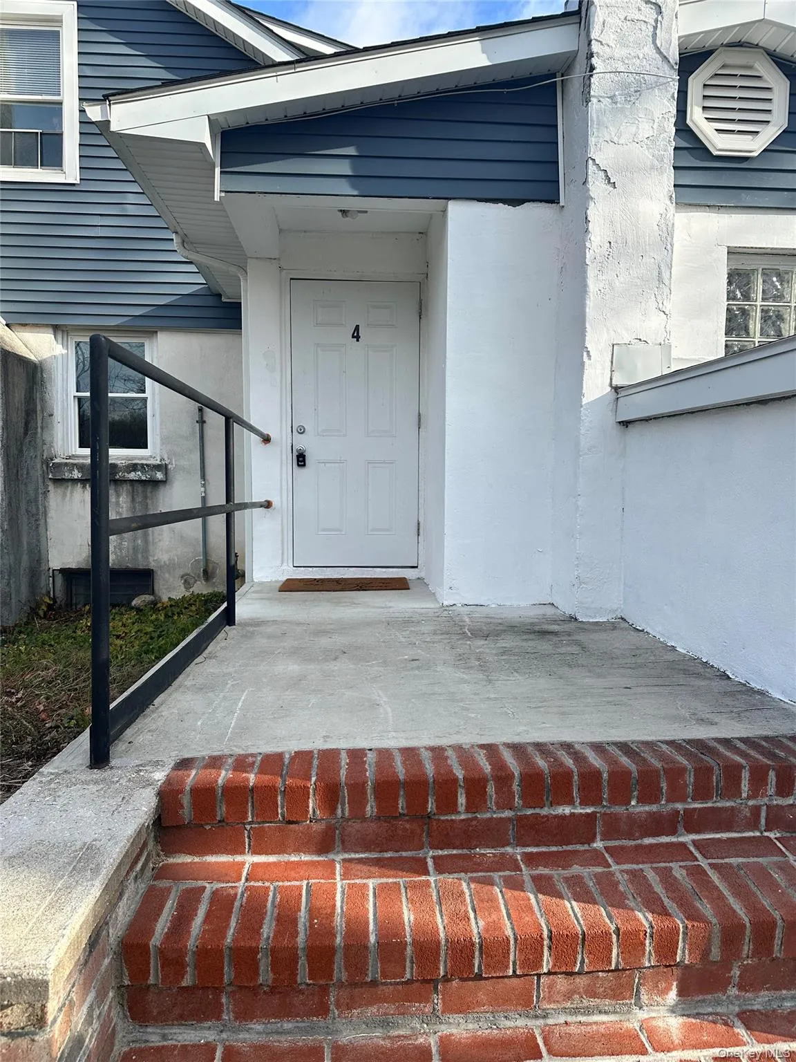 Entry to apt 4 Entry to apt 4