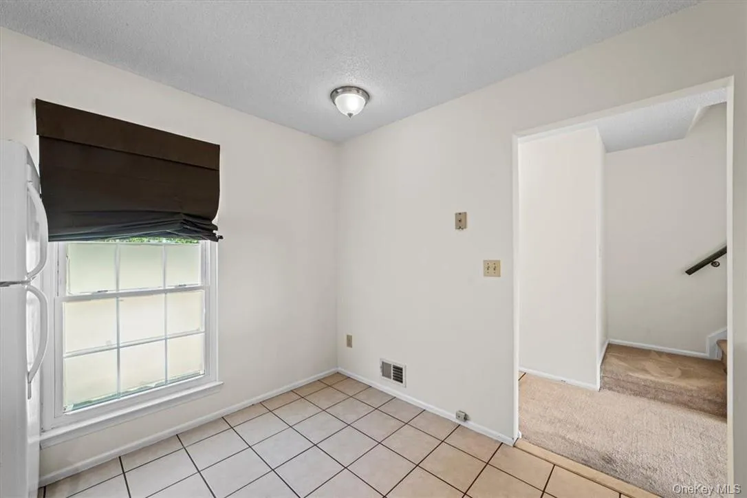 Eat-in Kitchen Eat-in Kitchen