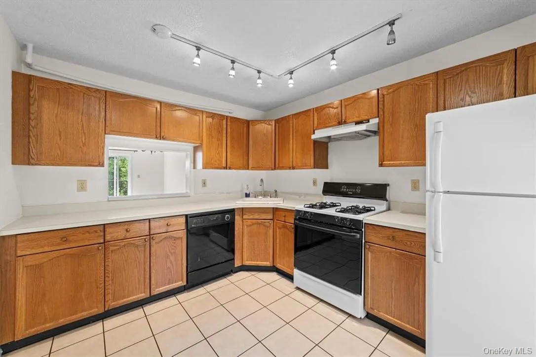 Eat-in Kitchen Eat-in Kitchen