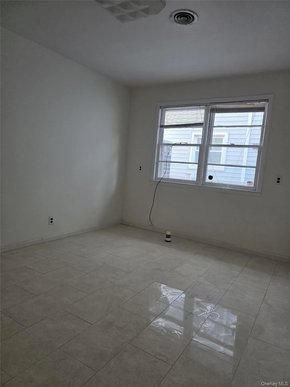 Unfurnished room with baseboards Unfurnished room with baseboards