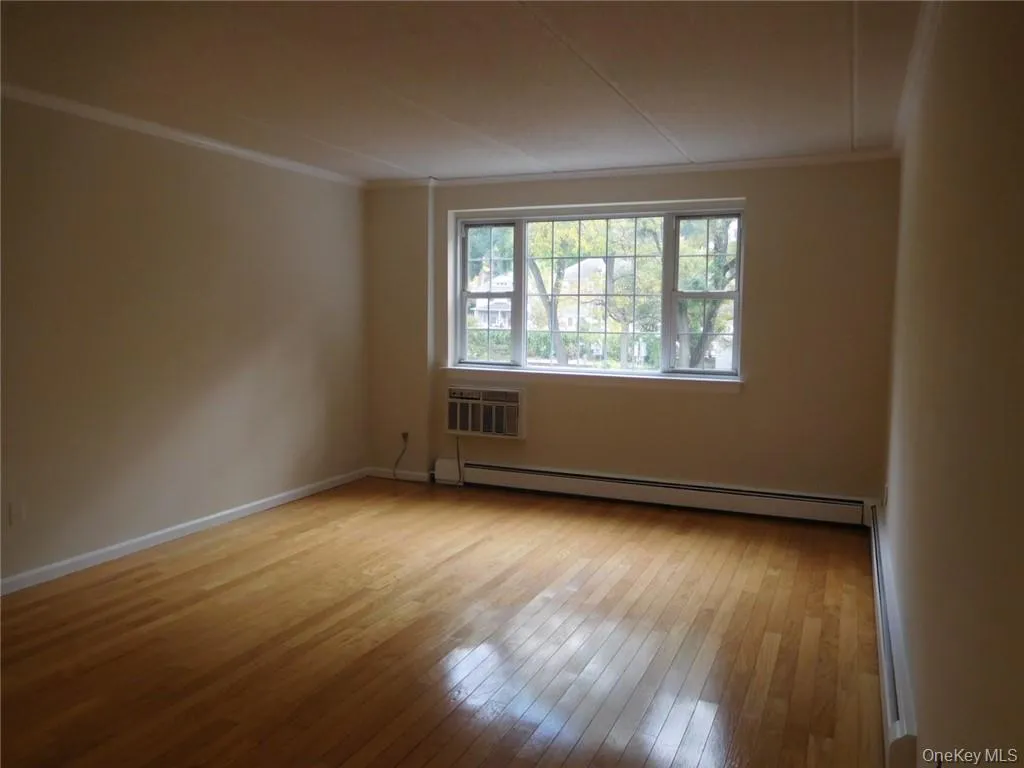 Living Room/Dining Room Combo - Beautiful Hardwood Flooring thruout Living Room/Dining Room Combo - Beautiful Hardwood Flooring thruout