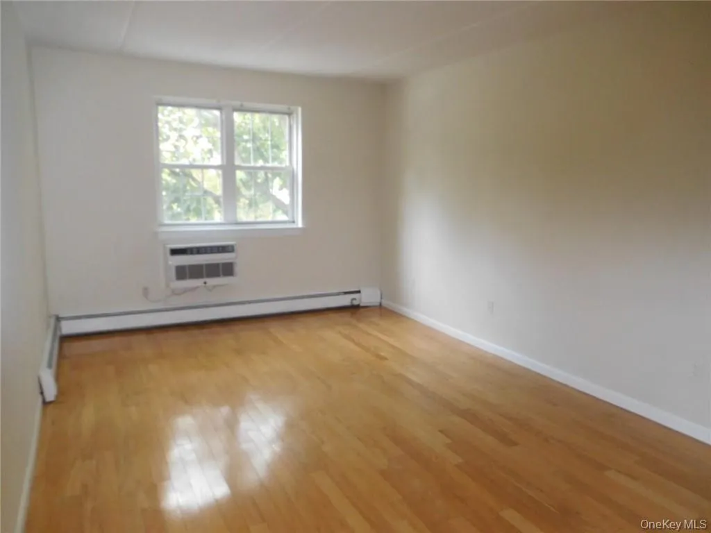 Good sized Primary Bedroom Good sized Primary Bedroom