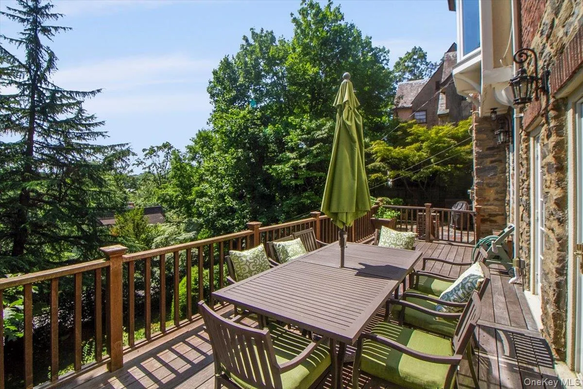 Deck with outdoor dining space Deck with outdoor dining space