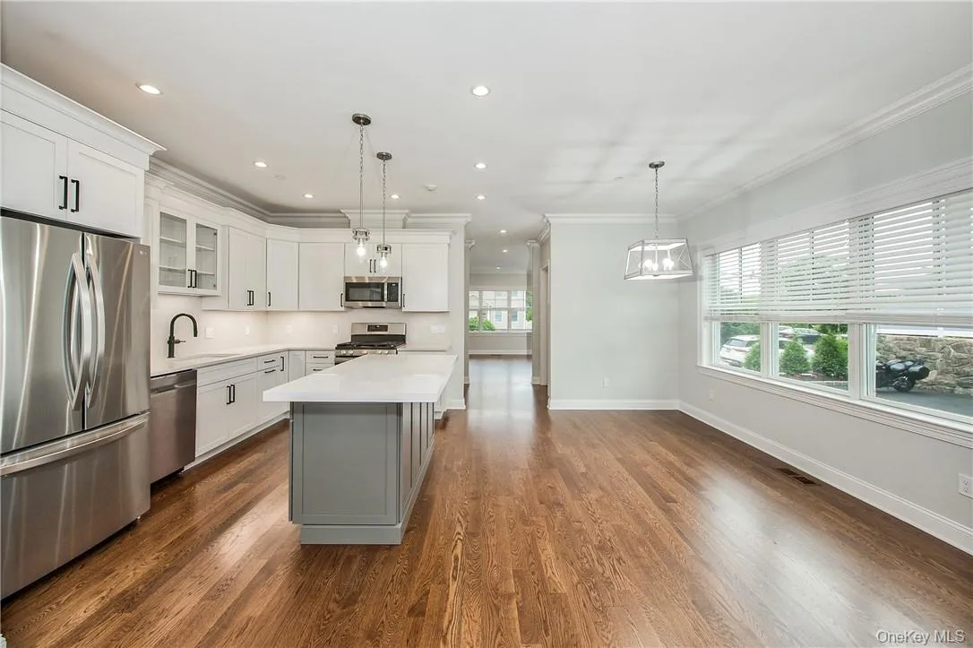 LARGE DINING AREA LARGE DINING AREA