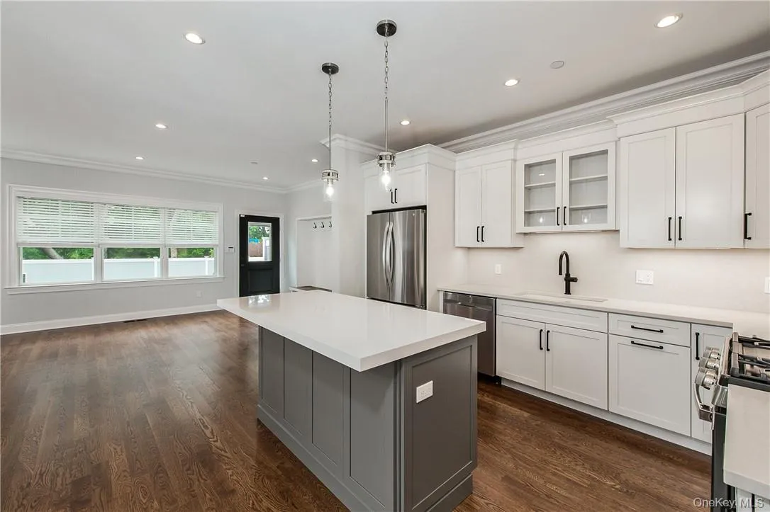 CUSTOM KITCHEN CABINETS WITH QUARTZ COUNTERTOPS CUSTOM KITCHEN CABINETS WITH QUARTZ COUNTERTOPS