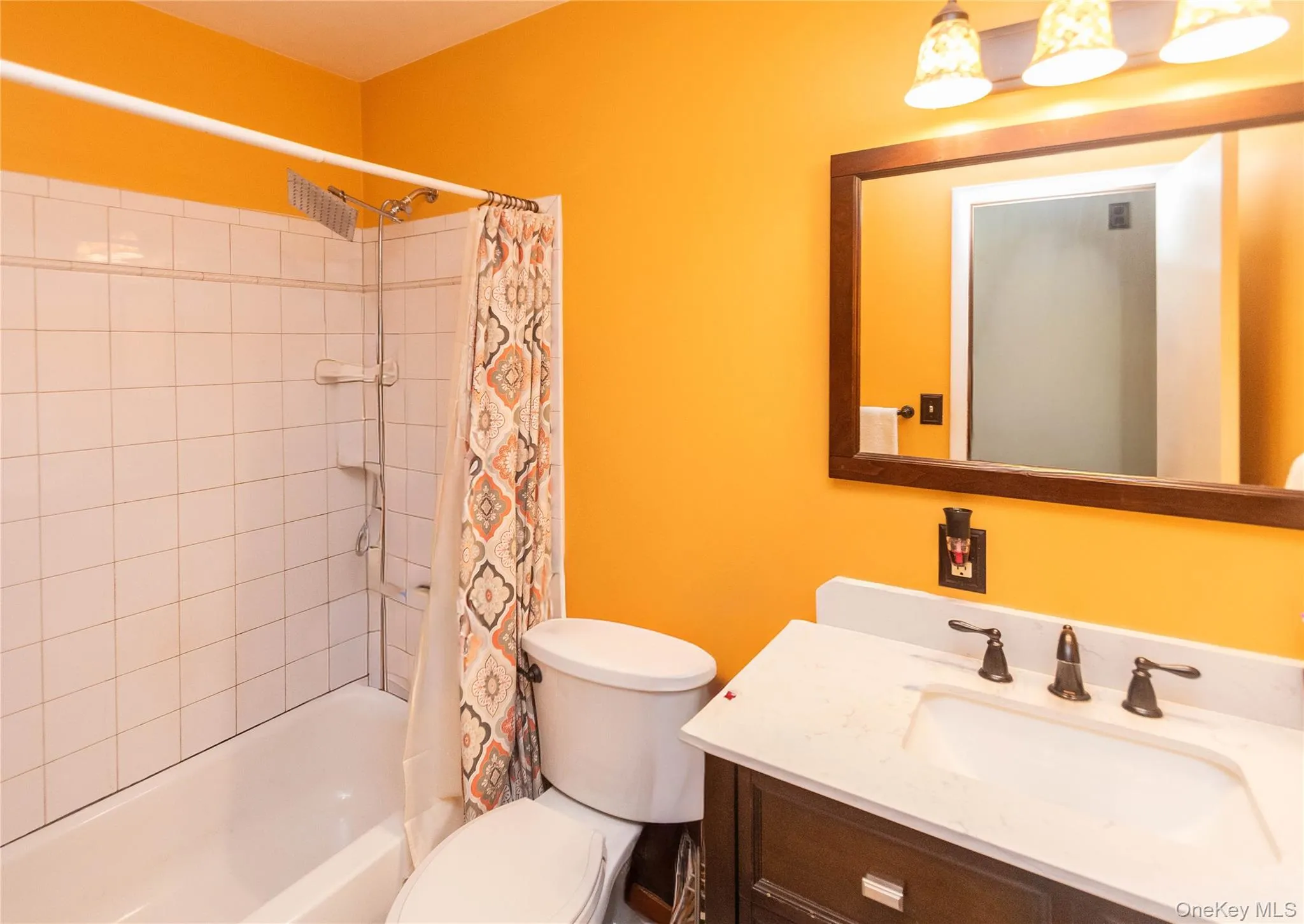 Full Main Bath with Tub Full Main Bath with Tub