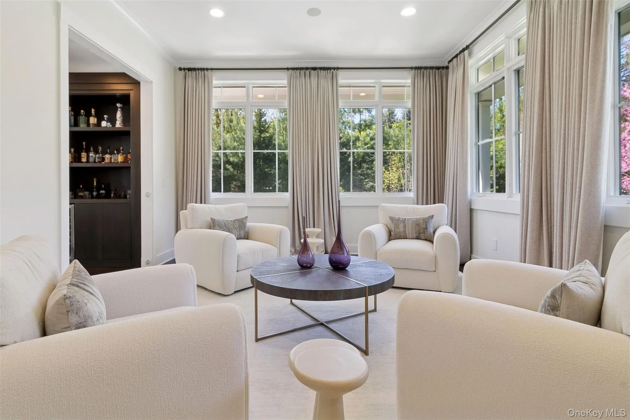 Seating area on 1st level Seating area on 1st level