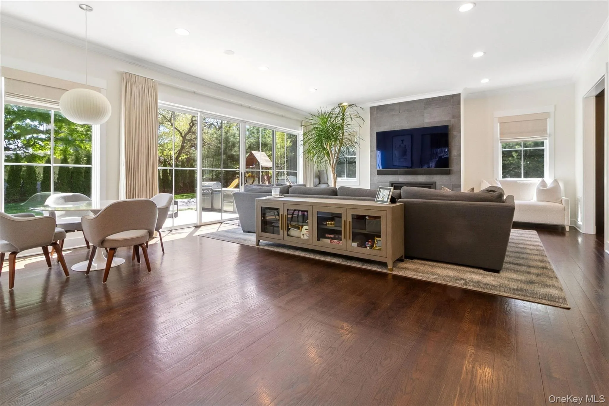 Alternative view into living room Alternative view into living room