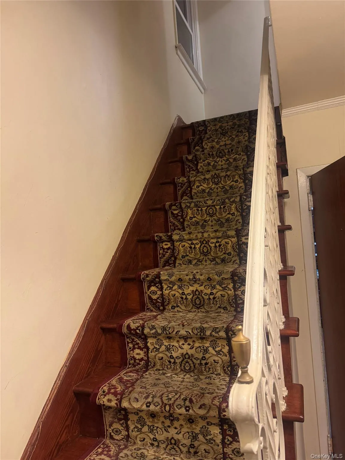 Stairs with crown molding Stairs with crown molding