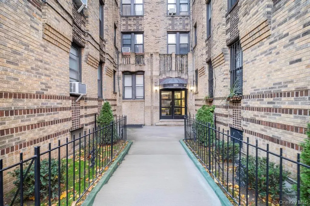 Beautifully maintained landscaped courtyard entrance with french doors Beautifully maintained landscaped courtyard entrance with french doors