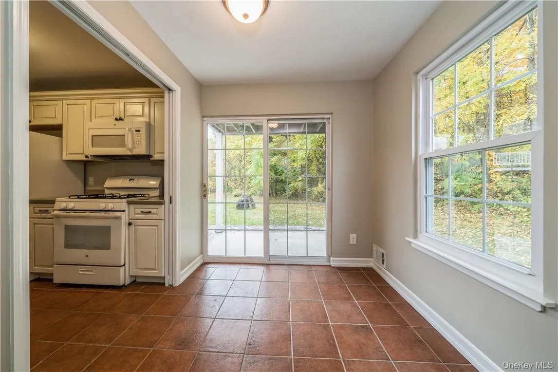 27 The Knolls, Warwick (town), NY, 1 Bedroom Bedrooms, 5 Rooms Rooms,1 BathroomBathrooms,Residential Lease,Idx,The,0,934879 27 The Knolls, Warwick (town), NY, 1 Bedroom Bedrooms, 5 Rooms Rooms,1 BathroomBathrooms,Residential Lease,Idx,The,0,934879