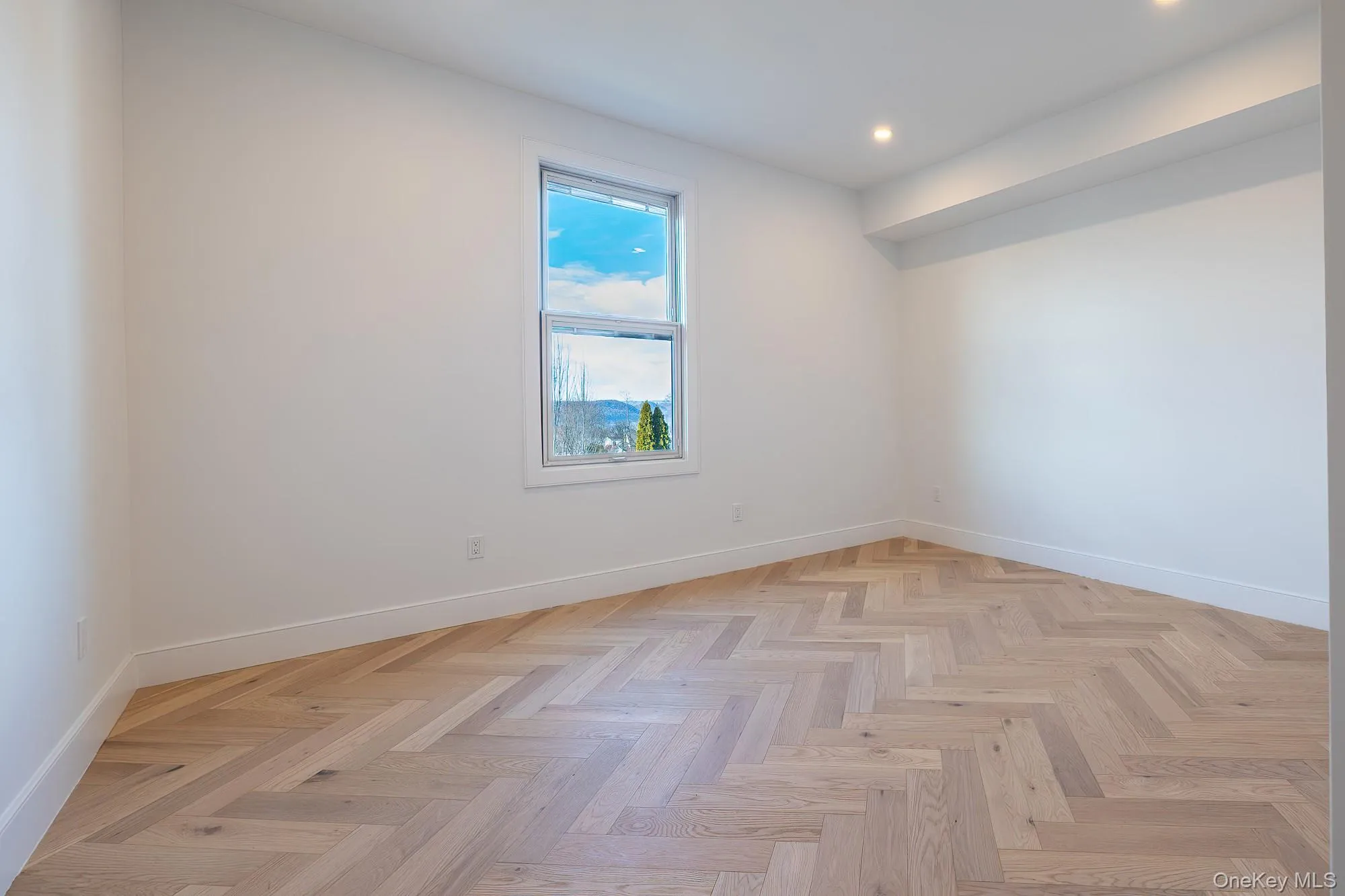 Unfurnished room with baseboards and recessed lighting Unfurnished room with baseboards and recessed lighting