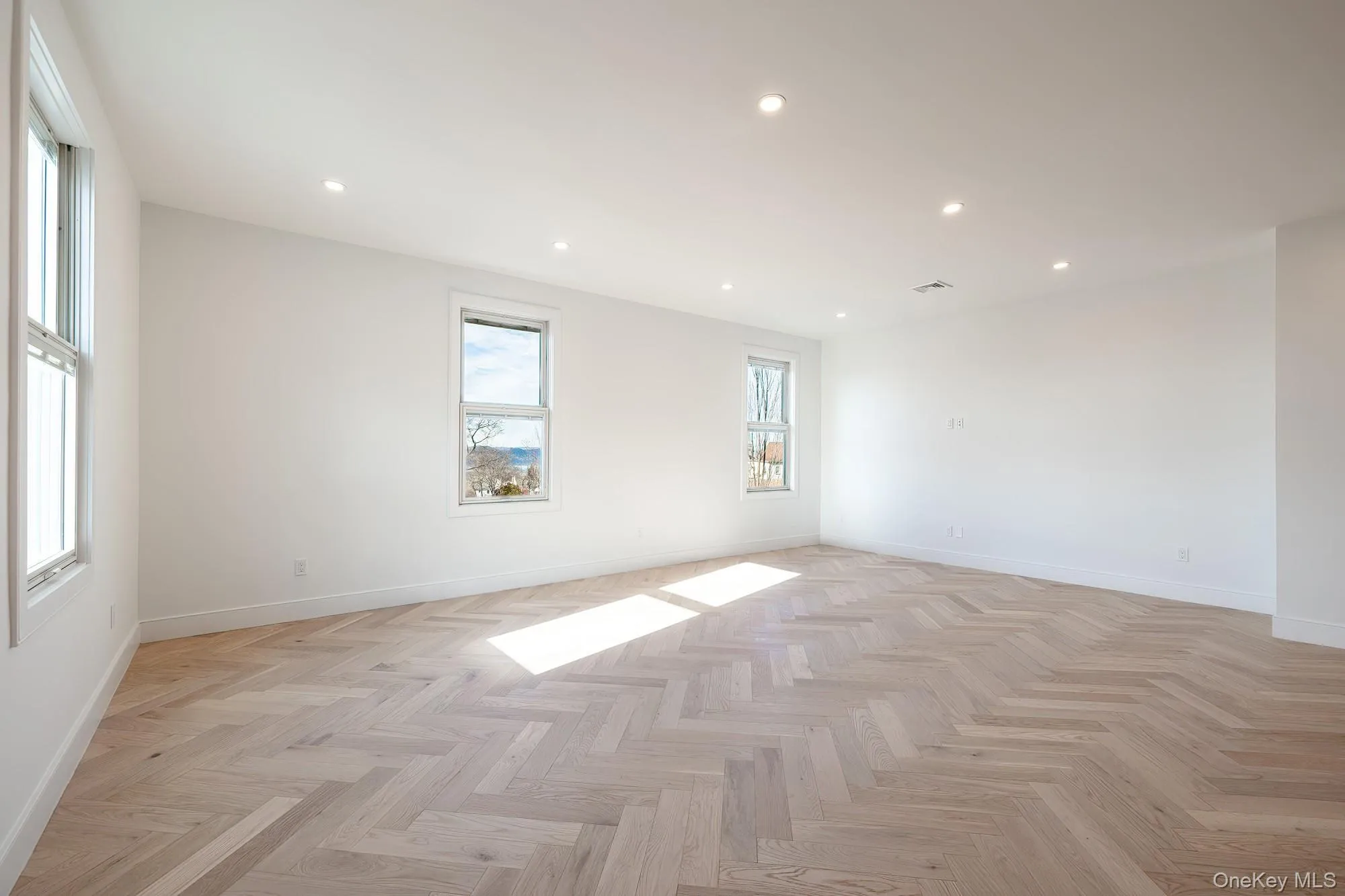 Unfurnished room featuring recessed lighting and baseboards Unfurnished room featuring recessed lighting and baseboards
