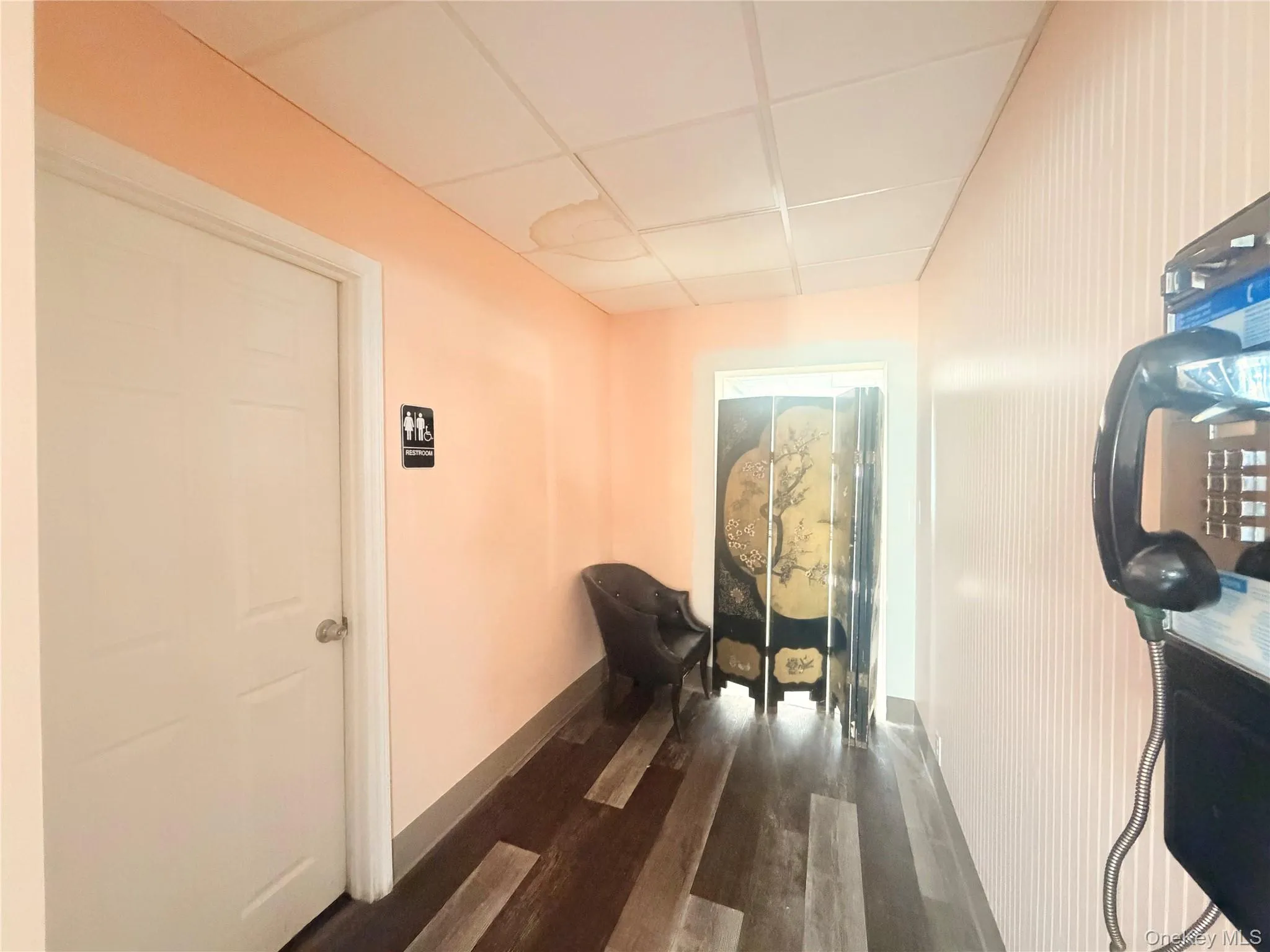 Sitting room with a drop ceiling Sitting room with a drop ceiling