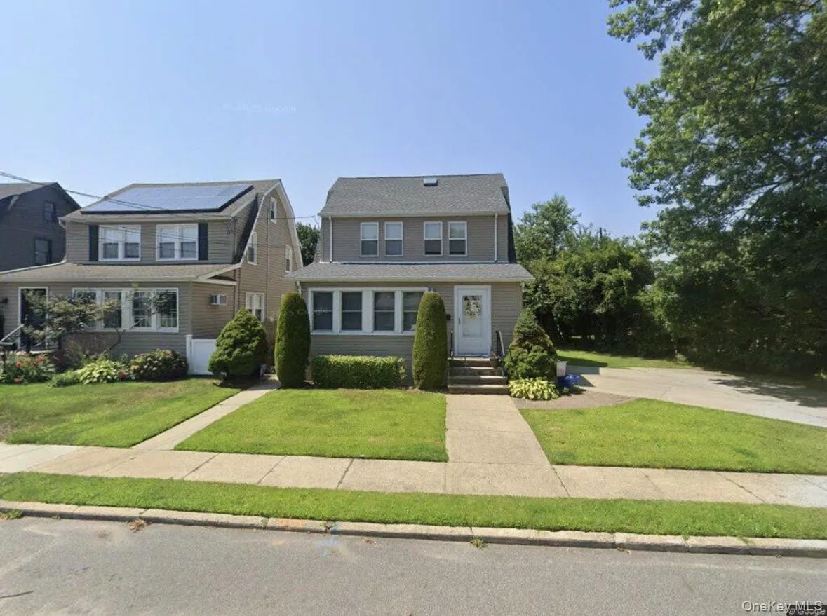 View of front facade with a front lawn View of front facade with a front lawn