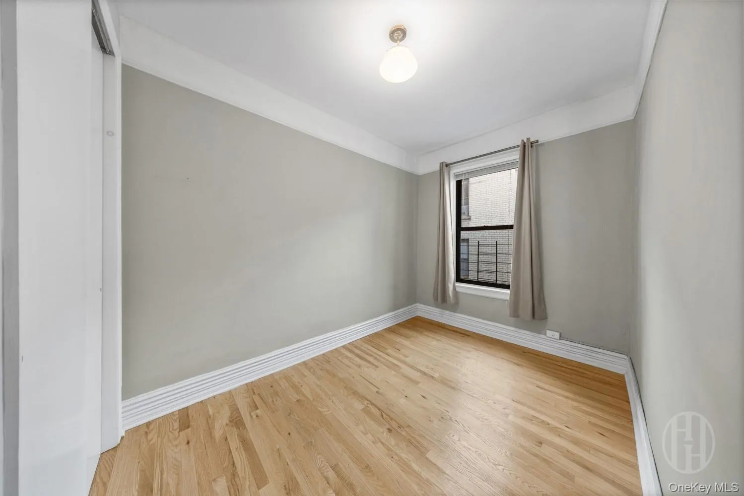 Bedroom 2/2 (empty) Bedroom 2/2 (empty)